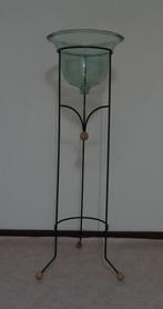 Keurig uitziende plantenstandaard met grote glazen pot, Gebruikt, Rond, Balkon, Metaal