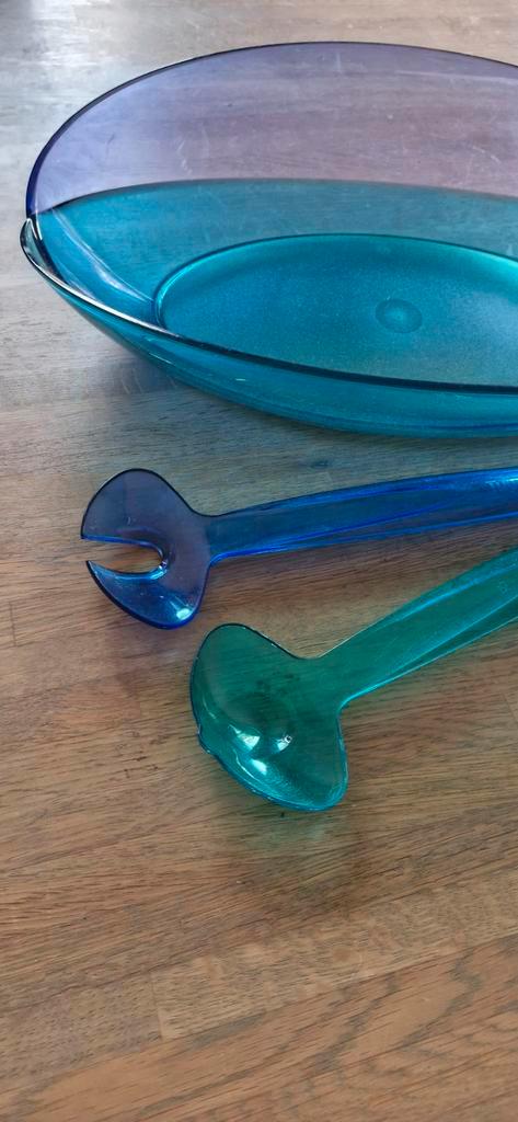 Vintage Tupperware Schaal met Salade Bestek, Huis en Inrichting, Keuken | Tupperware, Gebruikt, Schaal, Blauw, Groen, Paars, Ophalen of Verzenden