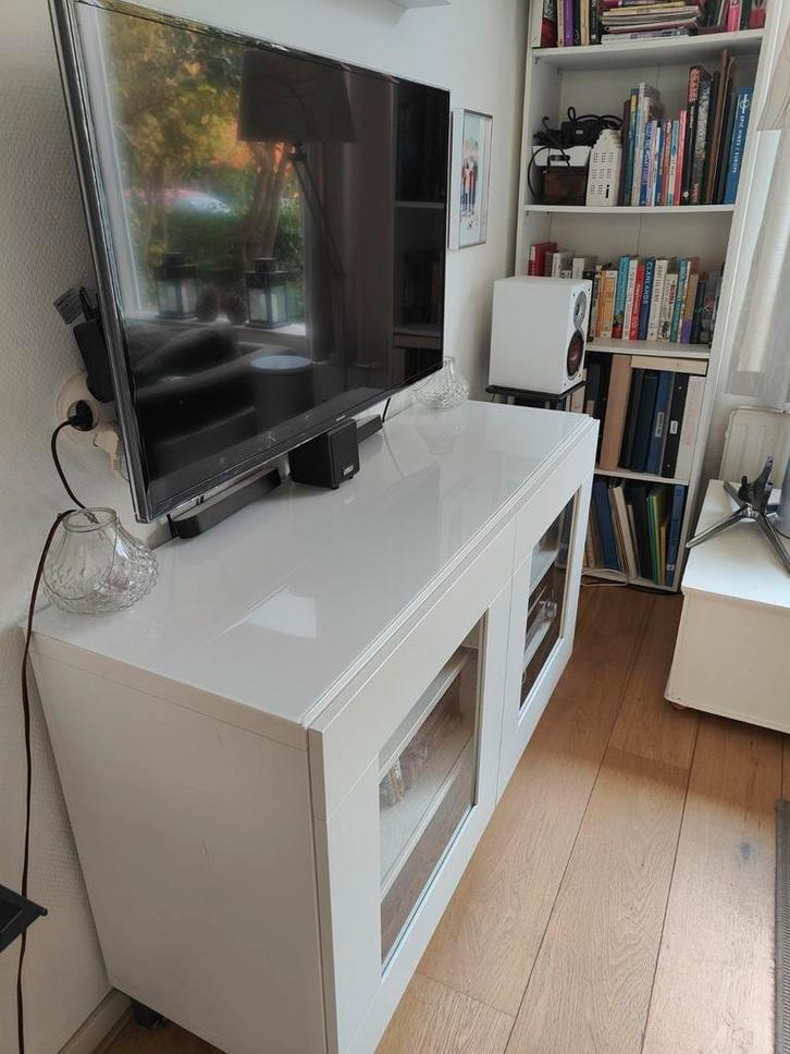 Ikea Besta, wit, met vitrine deuren en glasplaat, Huis en Inrichting, Kasten | Wandmeubels, Gebruikt, Minder dan 100 cm, Minder dan 150 cm