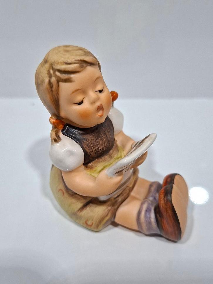 hummel 389 met doos en papieren, Verzamelen, Beelden en Beeldjes, Zo goed als nieuw, Hummel, Ophalen of Verzenden