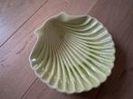 Groene keramische schaal in de vorm van een schelp, Porselein of Keramiek, Schaal, Ophalen of Verzenden, Zo goed als nieuw