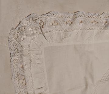 Kussensloop wit met fijn ajour haakwerk en bewerkte stof beschikbaar voor biedingen