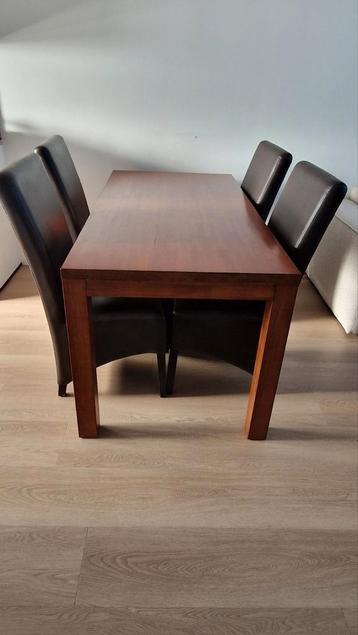 Eettafel van stevig hout beschikbaar voor biedingen