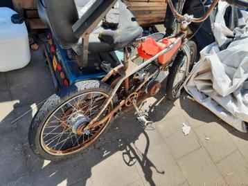 Bmx met motor 33jaar oud beschikbaar voor biedingen