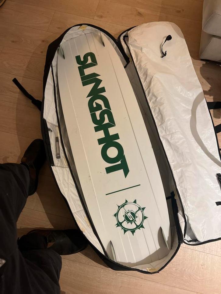 Slingshot Asylum V3 Kiteboard 141x43 + Dakine Boardbag, Watersport en Boten, Wakeboarden, Gebruikt, Board, Ophalen