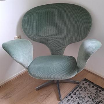 Design retro stoel in fijne groene ripstof