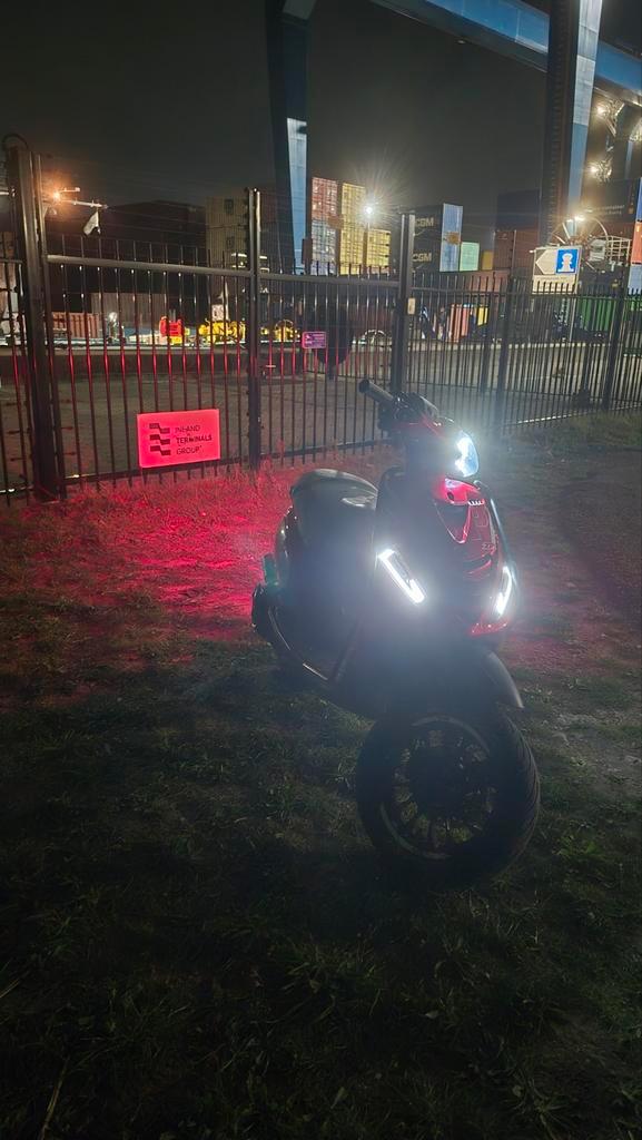 Piaggio Zip 2 takt 50cc, Fietsen en Brommers, Snorfietsen en Snorscooters, Gebruikt, Piaggio, Benzine, Ophalen