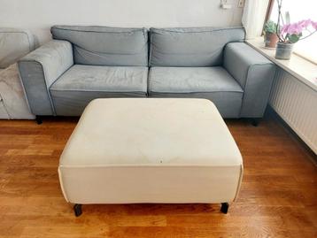  Gratis bank met salontafel beschikbaar voor biedingen