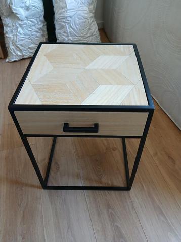 Nachtkastje houtkleur met lade
