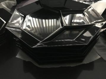 Zwart servies 8-hoekig beschikbaar voor biedingen