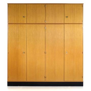 Grote hoge vintage 8-deurs kledingkast in teak jaren '60 beschikbaar voor biedingen