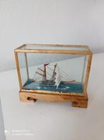 Vintage schip in de glas vitrine handgemaakt miniatuurtje me, Ophalen of Verzenden