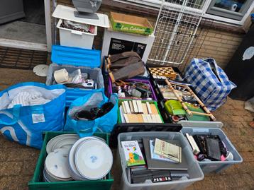 11 bakken met rommelmarktspullen beschikbaar voor biedingen
