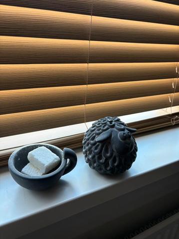 Schaapje beeld en amber blokjes bakje beschikbaar voor biedingen