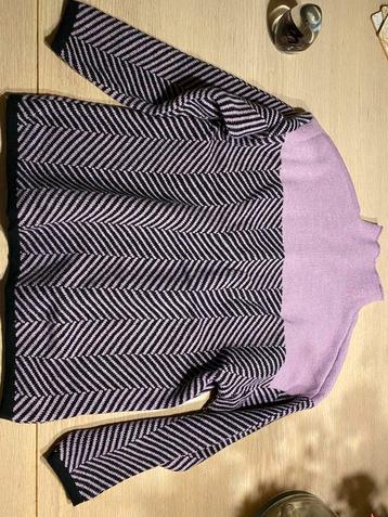 Paarse trui met visgraatmotief beschikbaar voor biedingen