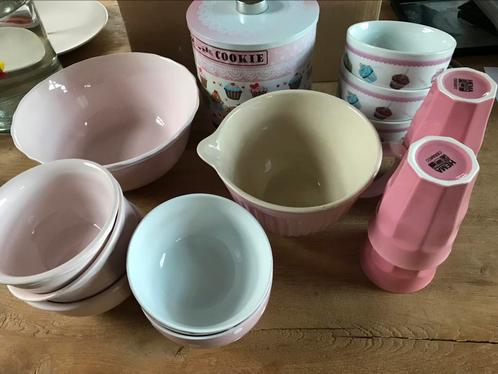 Doos met roze & cupcake servies, schaken, mokken, kommen, Huis en Inrichting, Keuken | Servies, Zo goed als nieuw, Kom(men), Overige stijlen