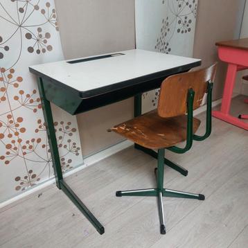Vintage School Bureau met Stoel voor kinderen beschikbaar voor biedingen