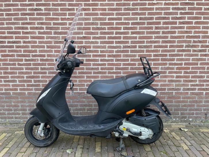 Piaggio Zip Special – Mat Zwart – 25 km/u (Euro 2), Fietsen en Brommers, Scooters | Piaggio, Zip, Maximaal 25 km/u, Benzine, Ophalen