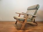 Fauteuil van Hans J. Wegner voor AP Stolen met voetenbank, Huis en Inrichting, Fauteuils, Ophalen, Hout, Gebruikt, 75 tot 100 cm