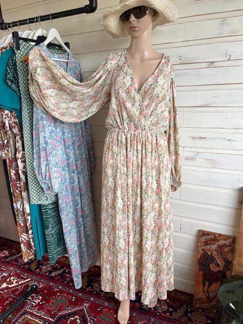 Super Midi jurk van  Nakd maat 36, Kleding | Dames, Jurken, Zo goed als nieuw, Maat 36 (S), Beige, Onder de knie, Ophalen of Verzenden