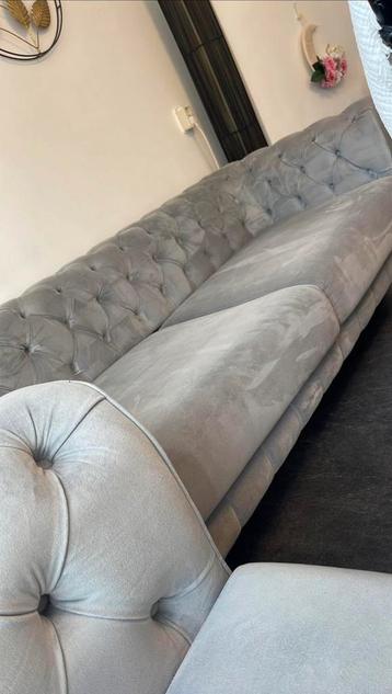 Lichtgrijze velvet bankstel met fauteuil zo goed als nieuw beschikbaar voor biedingen