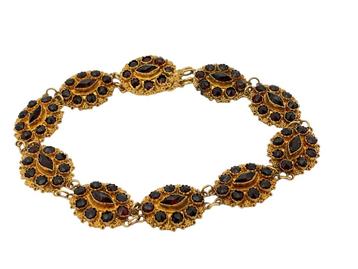 Antieke gouden karkant armband met granaat. L 18,5 cm. 