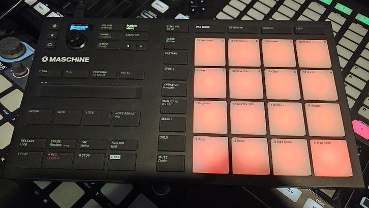 Native Instruments Maschine Mikro Mk3 incl. Software, Muziek en Instrumenten, Midi-apparatuur, Zo goed als nieuw, Ophalen of Verzenden