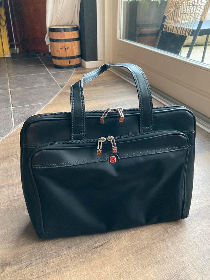 Wenger laptoptas zwart met roze binnenbekleding, Computers en Software, Laptoptassen, Zo goed als nieuw, 16 inch, Ophalen of Verzenden