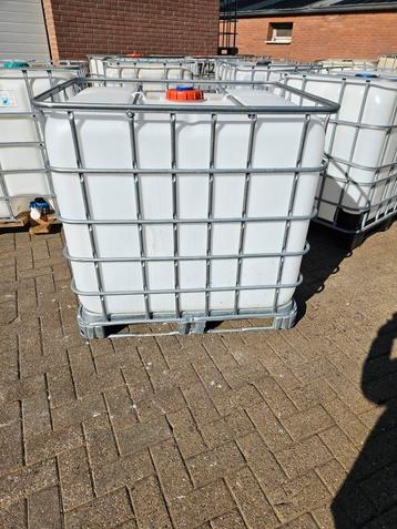 Mooie schone IBC-vaten + tonnen met schroefdeksel. beschikbaar voor biedingen