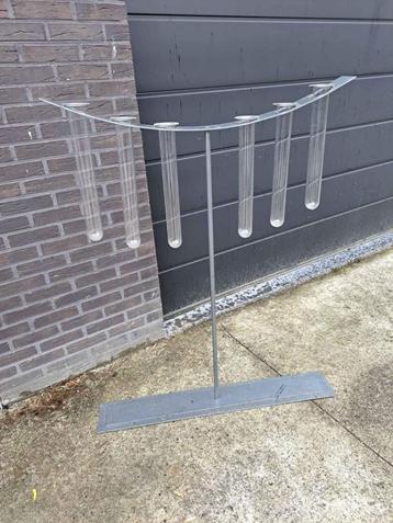 Grote staander in metaal met 6 cilinder vazen in glas beschikbaar voor biedingen