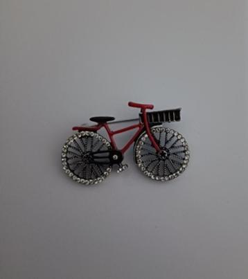 Broche fiets met mandje beschikbaar voor biedingen