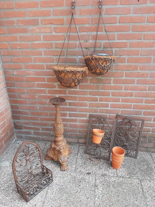 Verschillende gietijzer decoraties voor in de tuin., Tuin en Terras, Bloembakken en Plantenbakken, Zo goed als nieuw, Metaal, Binnen
