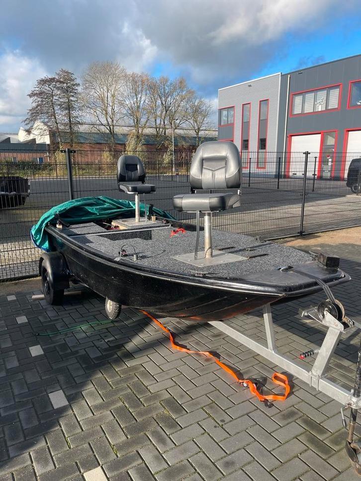Visboot met trailer, 4pk & 20pk motor + toebehoren, Watersport en Boten, Motorboten en Motorjachten, Gebruikt, Polyester, Tot 6 meter