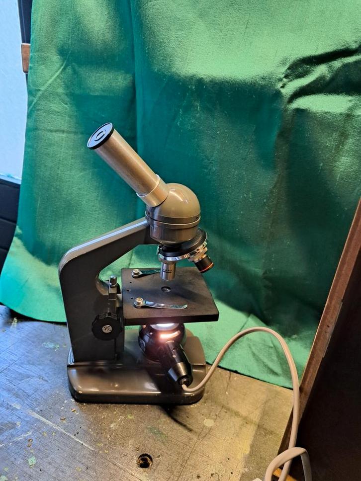 Mooie Vintage Microscoop met licht ., Audio, Tv en Foto, Optische apparatuur | Microscopen, Gebruikt, Biologische microscoop, Minder dan 400x