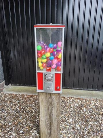 Leuke vintage draaiautomaat incl. 125 capsules toystation  beschikbaar voor biedingen
