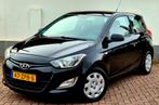 Hyundai i20 1.2I 3-DRS 2013 Zwart/Airco/Inruil mogelijk, Auto's, Hyundai, Euro 5, Zwart, 4 cilinders, Stoelverwarming