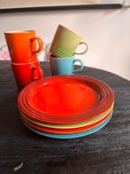 Le Creuset borden 22 cm en mokken, Ophalen of Verzenden, Zo goed als nieuw, Rood