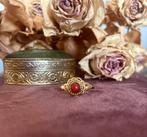 Vintage 14k gouden ring met bloedkoraal, Ophalen of Verzenden, Zo goed als nieuw, 17 tot 18, Dame