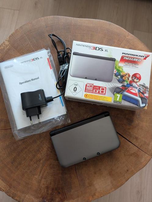 3DS XL Mario Kart 7 kleur zilver * ALS NIEUW *, Spelcomputers en Games, Spelcomputers | Nintendo 2DS en 3DS, Zo goed als nieuw