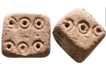 Archeologie - Romeinse dobbelsteen beschikbaar voor biedingen