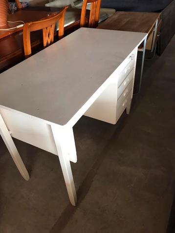 Mooi vintage bureau.  beschikbaar voor biedingen