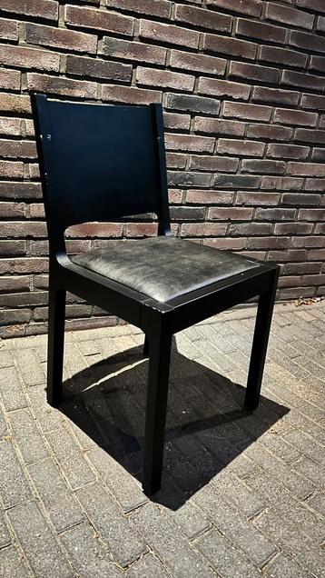 Zwarte eettafelstoelen 4 + 2 t.e.a.b. beschikbaar voor biedingen