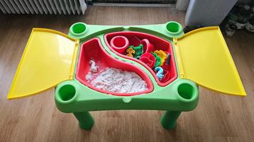 Zandspeeltafel met 1900 gram kinetisch zand en vormpjes. beschikbaar voor biedingen