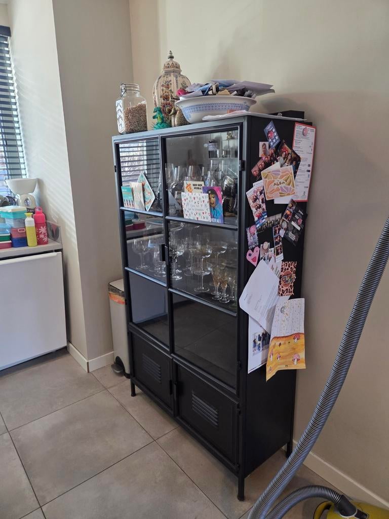 Leuke vitrinekast, Ophalen