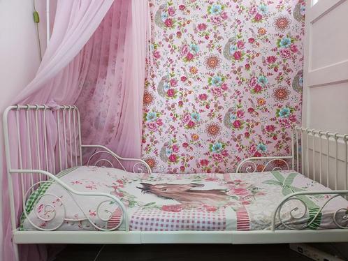 Ikea meegroei bedje, wit metaal, incl matras en lattenbodem, Kinderen en Baby's, Kinderkamer | Bedden, Gebruikt, 180 cm of meer