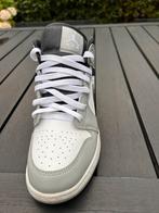 Jordan 1 mid light smoke grey, Kleding | Heren, Schoenen, Ophalen of Verzenden, Zo goed als nieuw, Overige kleuren