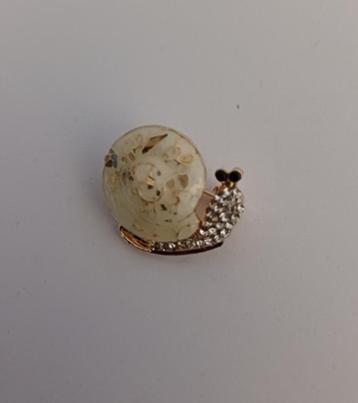 Goudkleurige broche slak met kleine strass steentjes   beschikbaar voor biedingen