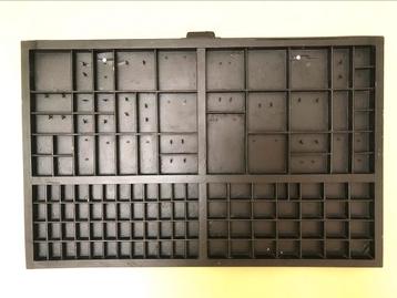 Vintage houten letterbak zwart beschikbaar voor biedingen