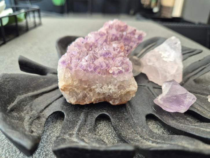 Amethist, Rozekwarts & Bergkristal op Zwarte Blad, Verzamelen, Mineralen en Fossielen, Mineraal, Ophalen of Verzenden
