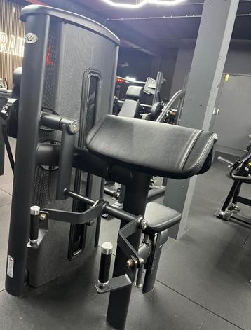 Gym80 bicep preacher curl machine zwaar beschikbaar voor biedingen